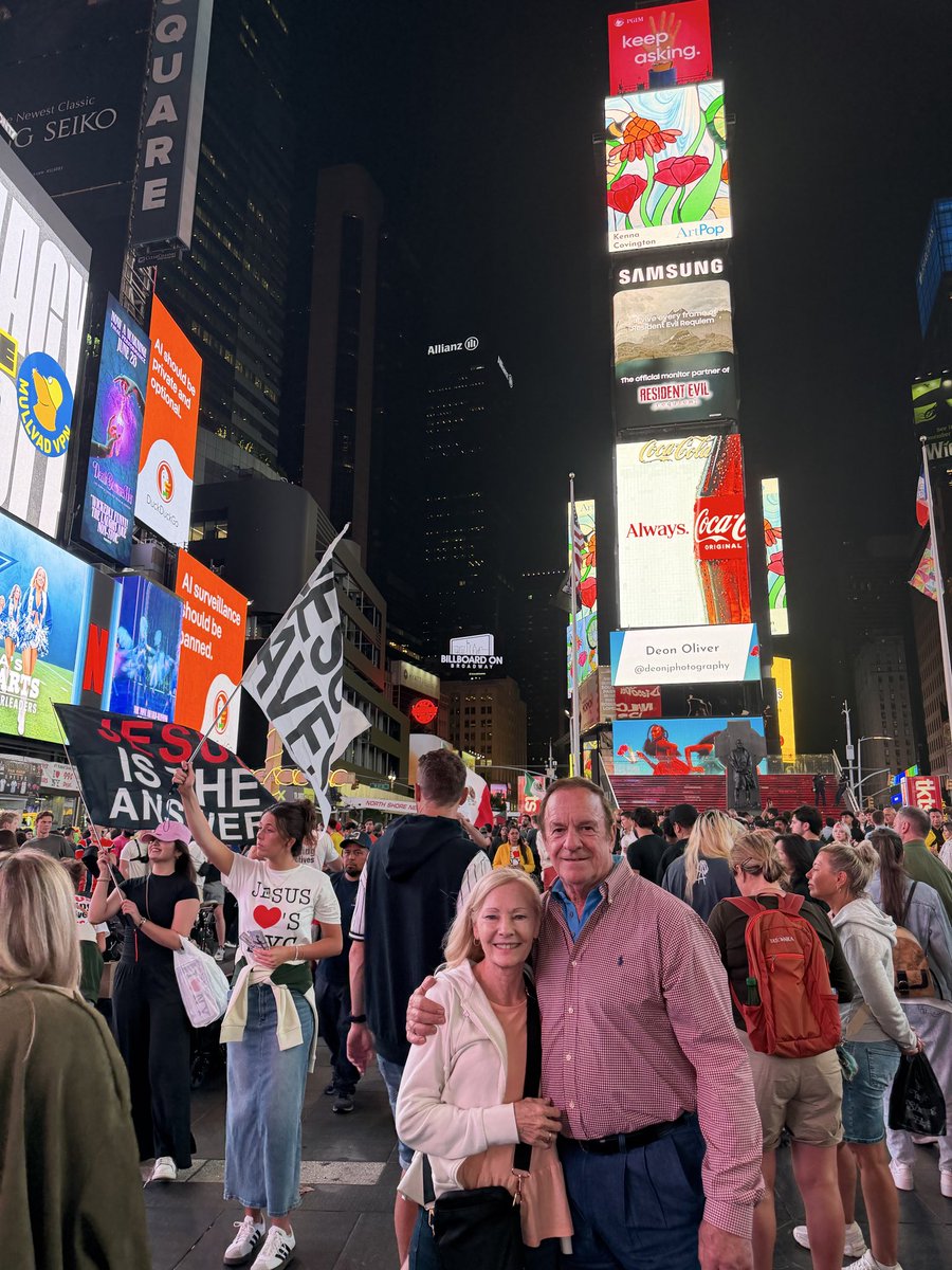 ByrdMiah's tweet photo. NYC getaway with mom and dad 💗 🏙️ 🚕 https://t.co/tcD8MSFAz3
