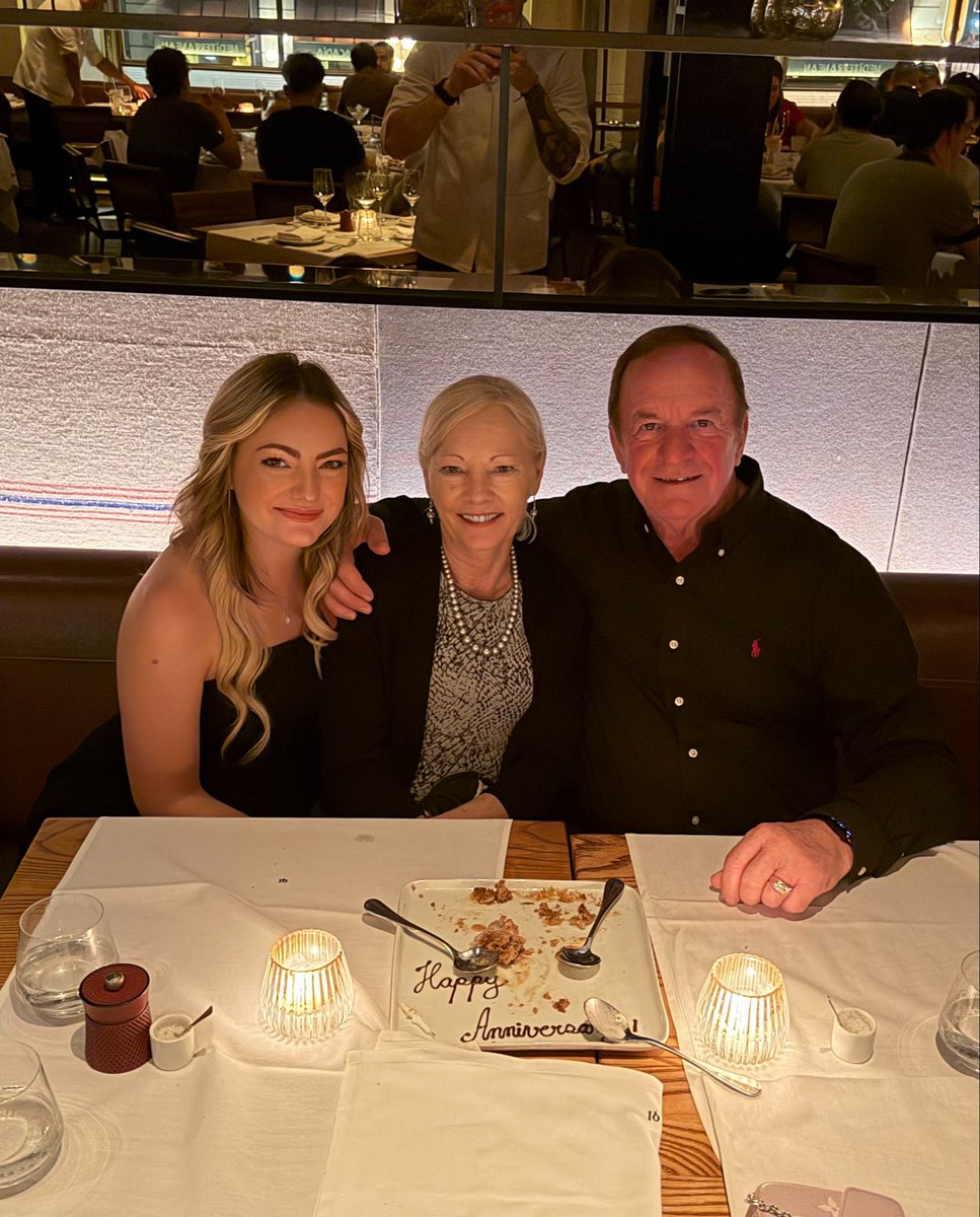 ByrdMiah's tweet photo. NYC getaway with mom and dad 💗 🏙️ 🚕 https://t.co/tcD8MSFAz3
