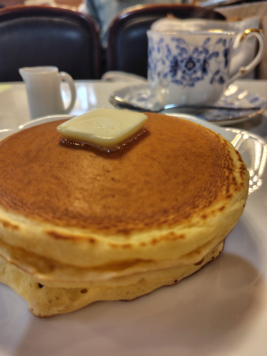 aokinapple15's tweet photo. #平井　#ワンモア

すごいぶりに食べたホットケーキ。
純粋にうまい。

単品はかなり値上がるも昼の一部のサンドセット、日中のフレンチトーストセットは1000円。

珈琲カップはナルミ。
カフェオレは少しクリームも浮かんでた。

牛乳は乳脂肪4.0の北海道浜中町牛乳。うまいわけだ。 https://t.co/QkynGQS86K