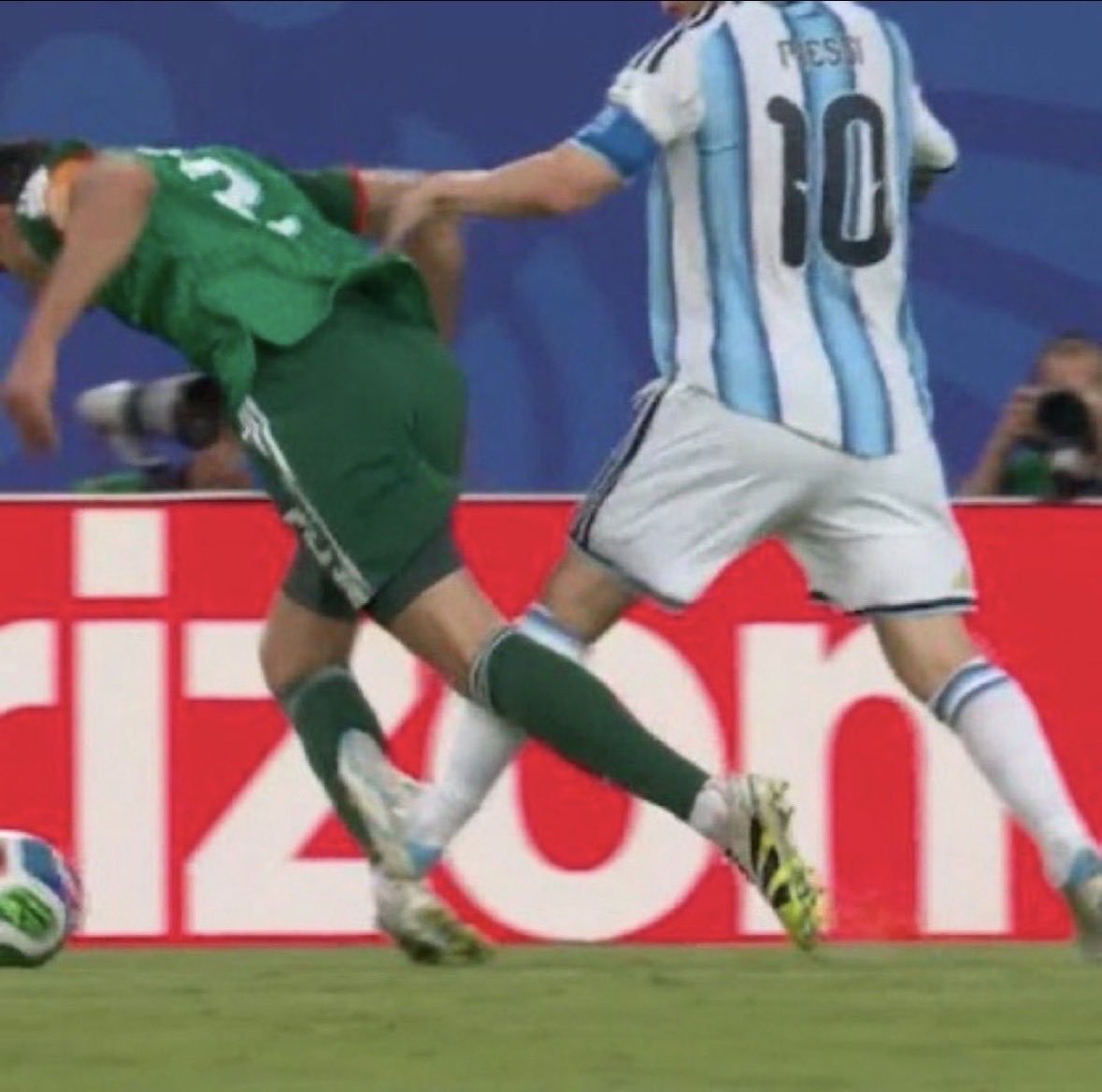 brunoledesmab's tweet photo. Adivinen cual de las imágenes corresponde a una roja en el fútbol moderno. https://t.co/eLfzivXv7d