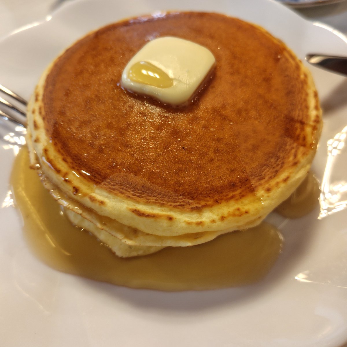 aokinapple15's tweet photo. #平井　#ワンモア

すごいぶりに食べたホットケーキ。
純粋にうまい。

単品はかなり値上がるも昼の一部のサンドセット、日中のフレンチトーストセットは1000円。

珈琲カップはナルミ。
カフェオレは少しクリームも浮かんでた。

牛乳は乳脂肪4.0の北海道浜中町牛乳。うまいわけだ。 https://t.co/QkynGQS86K