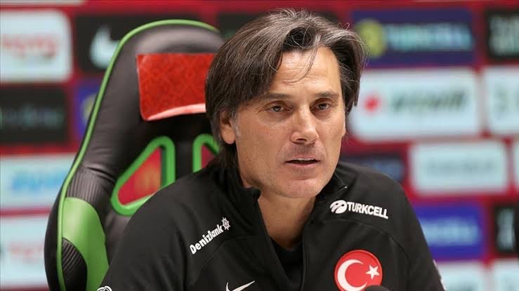 cArsi_1982's tweet photo. Vincenzo Montella kötü bir teknik direktör olduğunu bir kez daha gösterdi. Yanlış kadro tercihleri, yanlış oyuncu seçimleri ve geç hamlelerle Milli Takım’ın elindeki potansiyeli heba ediyor. https://t.co/BNCnDfupie