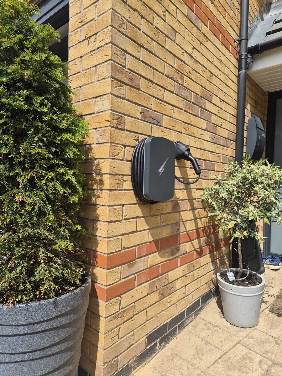 ElecInn's tweet photo. Hypervolt installtion.

#electricvehiclecharging #evcharging #ev #electricchargepoint #electricalcharginginstallation #carcharging #electricianinderby #chellastonelectrician #derby #electrician https://t.co/YrIXtIqRwG