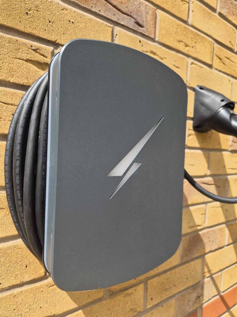 ElecInn's tweet photo. Hypervolt installtion.

#electricvehiclecharging #evcharging #ev #electricchargepoint #electricalcharginginstallation #carcharging #electricianinderby #chellastonelectrician #derby #electrician https://t.co/YrIXtIqRwG