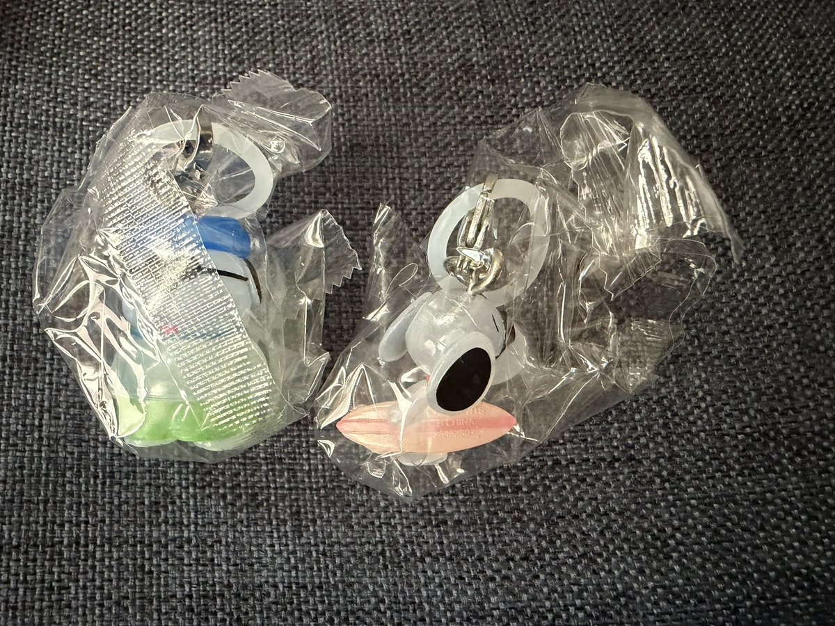 j___ha2's tweet photo. PEANUTS スヌーピー SUMMER めじるし めじるしアクセサリー 交換

譲→スヌーピーA,オラフ
求→スヌーピーB,C

2:2で交換希望です。
郵送にて交換可能な方
お気軽にお声掛けお願いいたします。 https://t.co/4rrN6uElNs