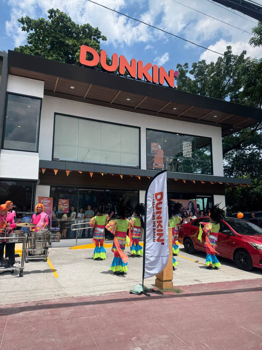 ReBELLEsOFC's tweet photo. The ReBelles have arrived and the excitement is definitely in the air! 🧡🩷

We can’t wait to see you, @bellemariano02, and celebrate Dunkin’ Day together. Here’s to making sweet memories, sharing smiles, and enjoying this special day with everyone. 🫶🏼

#BelleMariano_DunkinPH #DunkinPHDay