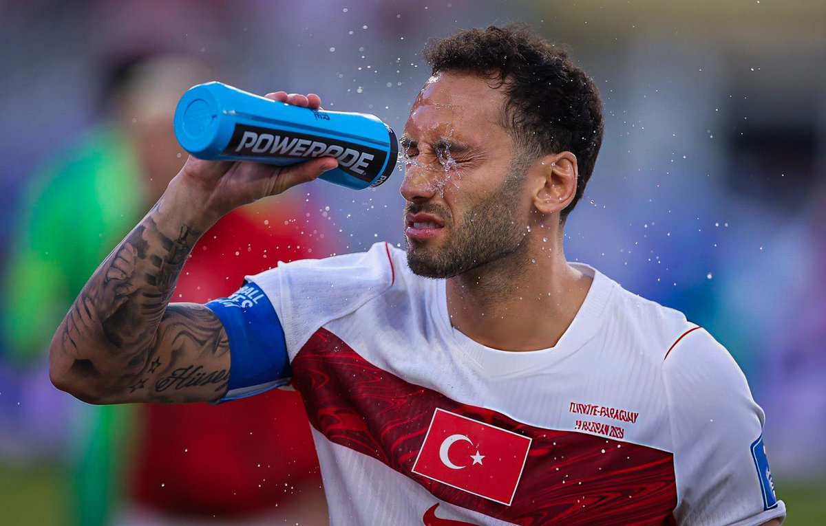 vubbycanGS's tweet photo. italya’da almanya’da 60 metreden habire gol atarım türkiyedeyken sağıma soluma pas vermekten başka yrrak yiyemem kusura bakmayın https://t.co/PlLQM8okv5