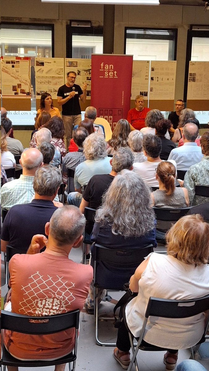fan_set_'s tweet photo. Ple absolut en la presentació de "L'assassinat de Guillem"@RafaXambo (@RebelEdicions)
Un llibre imprescindible per la memòria col·lectiva. Gràcies! https://t.co/tIatvjcIrK