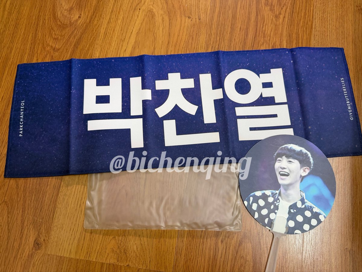 bichenqing's tweet photo. [help rt | wts] anyone still looking for cheering slogan or exo pcs? i'll be there at the stadium selling these 🤗 DM if interested 🙌🏻

#EXhOrizoninKL #EXhOrizoninMY #EXOinKL #pasarEXO https://t.co/uESSttlUCg