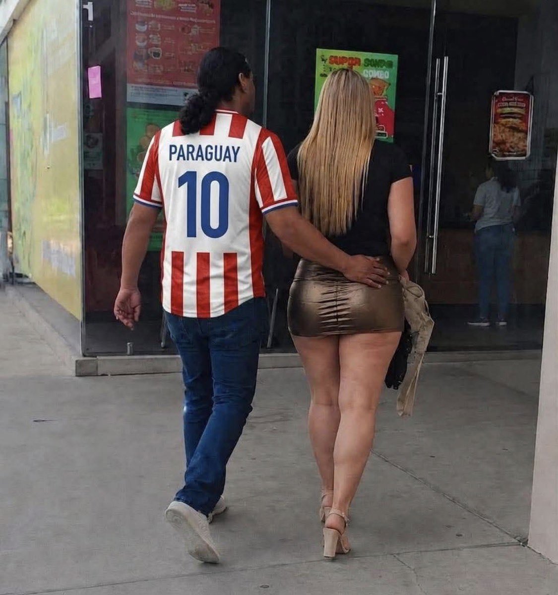 Bipolardo's tweet photo. Los pibes yendo a colgarse del travesaño con la defensa Paraguaya: https://t.co/San2WWjFUH