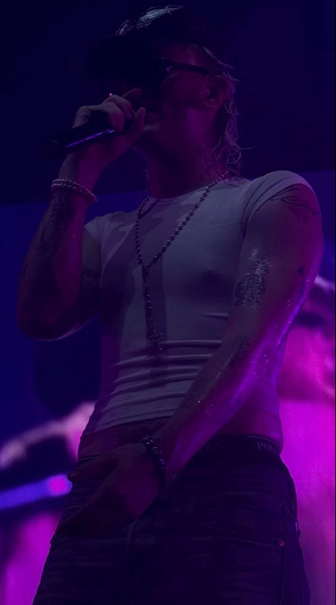 focicks's tweet photo. arm so oiled up i wanna take a bite https://t.co/bUXaDVgrCF