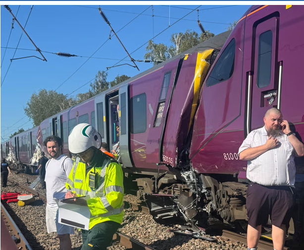 aptraz's tweet photo. Train driver dies and 89 people injured after two trains collide near Bedford
More News : https://t.co/cyWjrEBDrp
#traincrash
#bedford
#traincrashbedford
#bedfordtrain
#train
#emr
#traincollision
#traincrashlondon
#traincrashtoday https://t.co/MQ5Bl4K8W8