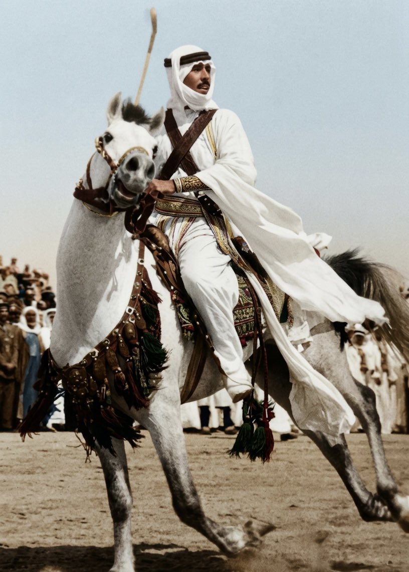 qalwaleed_'s tweet photo. تلوين صورة مميزة للملك الفارس عبدالله بن عبدالعزيز - رحمه الله - اثناء مشاركته في العرض الذي أقيم في الرياض لملك الاردن عام ١٣٦٧ هـ . https://t.co/vUrVUN2n2C