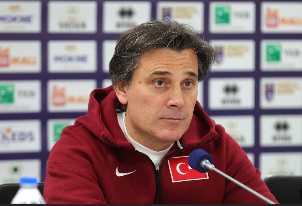 SafakMalatya_'s tweet photo. 📌 Oynattığı oyun,
📌 Tercih ettiği oyuncular,
📌 Benimsediği oyun anlayışı...

Bu jenerasyonun heba olmaması, bundan sonraki turnuvalarda bir şansımız olması için Vincenzo Montella ile yollar kesinlikle ayrılmalıdır. 

Kendisi ile alakalı yazabileceğim en kibar yorum budur. https://t.co/BqHNg3bKQO