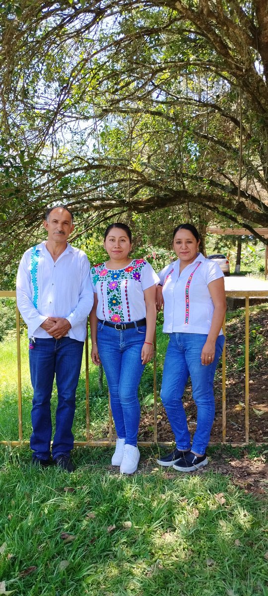 CecyteSantaAna's tweet photo. #CECyTEH #Portalo

​El personal de nuestro Plantel se une con entusiasmo a la conmemoración del Día del Artesano este 19 de junio. A través de la estrategia "Pórtalo - El Origen Importa", vestimos con honor prendas artesanales que reflejan la riqueza cultural de nuestra tierra. https://t.co/KQDlPf8VwY