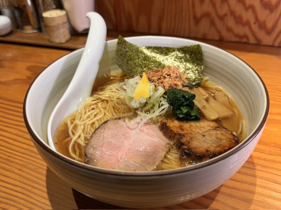 hidamariken's tweet photo. 🍜 麺やひだまりです。

現在お席空いております✨

本日のおすすめは「和塩らぁ麺」。
一口では終わらない、鰹の旨味がじんわりと広がり、飲み込んだ後に静かに余韻が残る一杯です。

まずはそのまま。
おかか、そしてやげん堀七味唐辛子と共に移ろう味の変化もお楽しみください。

本日限定「りんご酢の冷やし中華」もございます🍎

谷中餃子は100個ご用意しております🥟

【本日の営業】
11:30〜16:00（L.O.16:00頃）

谷中で、ごゆるりとお待ちしております☀️

#麺やひだまり #谷中銀座 #谷根千グルメ