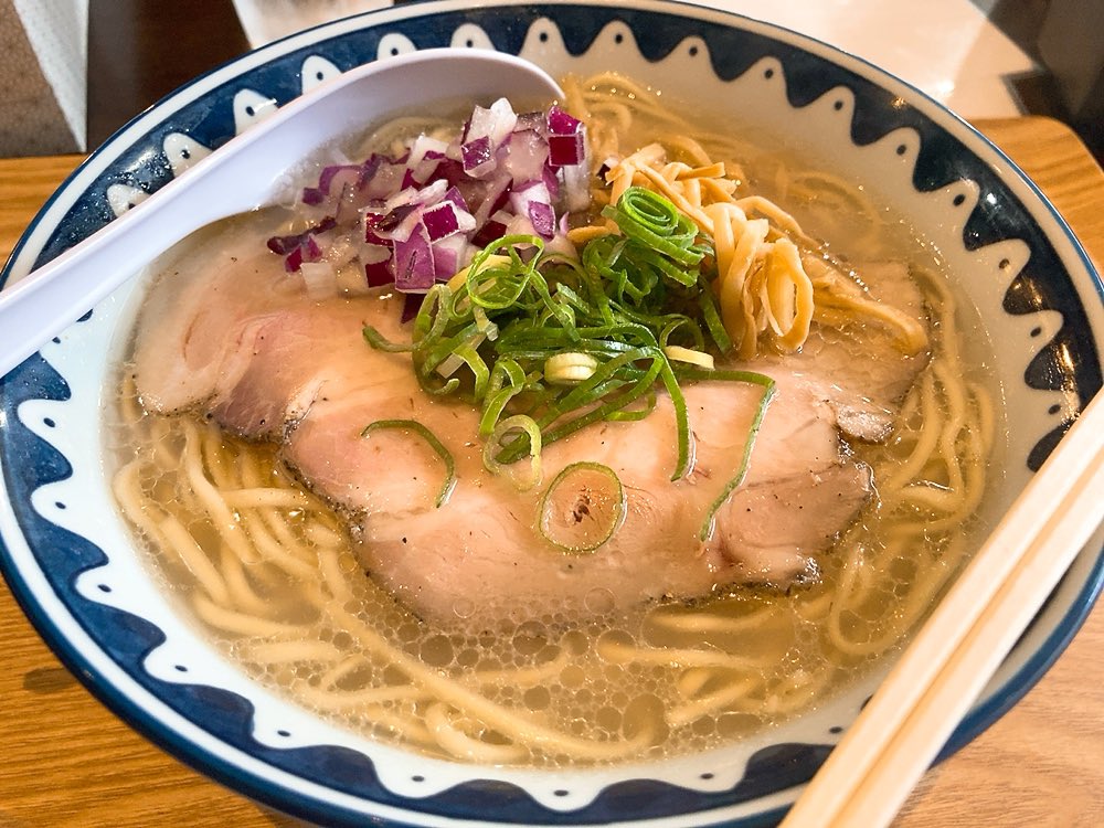 maveric4862's tweet photo. #仙台市 青葉区五橋にオープンした『#三陸中華そばなぎさ橋』で麺活🍜
オーダーは『#貝出汁中華そば塩 大盛(1,100円)』
中細ストレート麺は、とても滑らかな舌触りの平打ち麺😁
白濁したスープ一は、貝出汁の旨み強く上品に仕上がってるゼィ(๑•̀ㅂ•́)و⭐︎
ごちそうさまでした。
 #仙台ラーメン https://t.co/zHA6hCyBAe