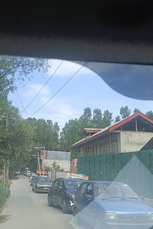 itzdanishmalik's tweet photo. Traffic congestion at the Umerhair Bottleneck on Umerhair–Gadoora Road has worsened. Earlier, jams reached only Umerhair Chowk, but by allowing one-side traffic first, the queue now stretches nearly 1 km.
@srinagaradmin @CM_JnK @OfficeOfLGJandK @diprjk @dcganderbal @JKSamadhan https://t.co/JjNDlUyfj4