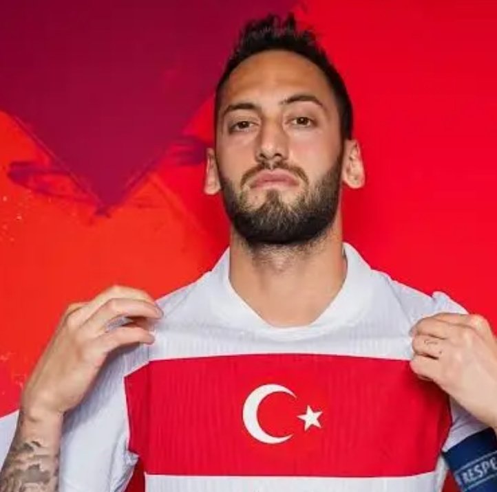 tayyibmtl's tweet photo. Milli formayı çıkar, bir daha da giyme. Kaptan değilsin zaten. Son şutunu da attın. https://t.co/gwDJmSw023