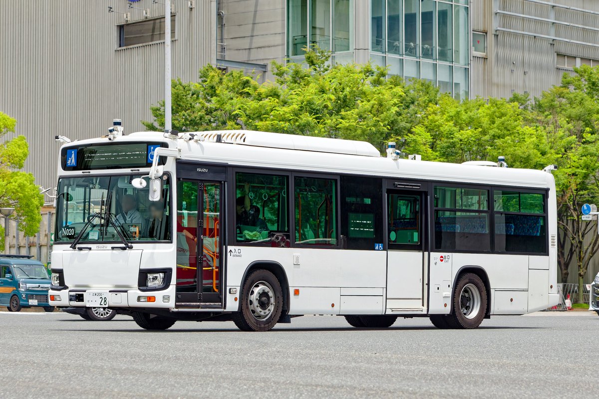tono5182's tweet photo. J-N020（有明）
明日から都営バスで運行される自動運転バス。
別の自動運転バス狙いで構えてたら逆方向から不意に試運転で走ってきて1回撮り逃したんだけど2往復目で無事捕獲。
本番のラッピングはデザインが好みじゃないから局番掲示のみのすっぴん状態で撮れたのは割と嬉しい。 https://t.co/4KGRUmu5Et