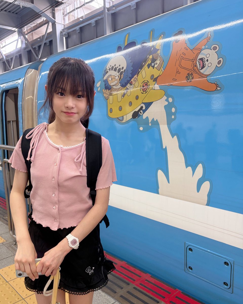 riop_wing's tweet photo. 学校をちょっと早退して急いで新幹線🚄
この時間に新幹線に乗るのは初めてかもー！
そしたらなんと、ワンピース新幹線だったよ😆
#りおぴ #アイドル #モデル https://t.co/cqxC9fdodX