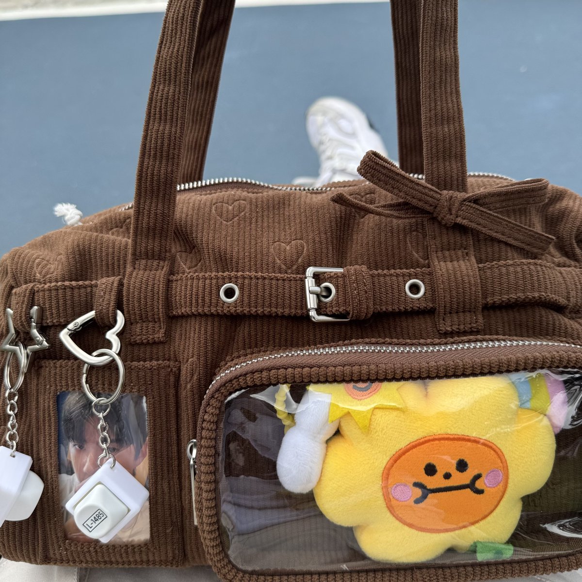 _sehunstea's tweet photo. 🐣 exhorizon in kl freebies 🐣

╰ ohari &amp; l-1485 clicker keychains ╯

UPDATE
⇢ WILL STOP AT 1:30PM
⇢ LOCATION: SEE PHOTO

⇢ fcfs 
⇢ 1 item per person

pls help rt &amp; like!

#EXhOrizoninKL #EXOinKL https://t.co/eTWbm4cbEC