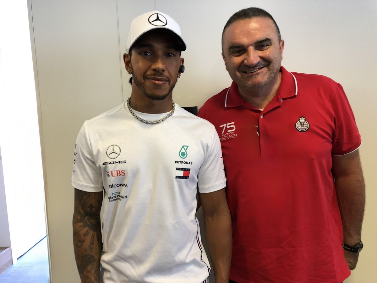 lesmo27's tweet photo. Un giorno, tanti anni fa, gli chiesi:”Quando vieni alla Ferrari?” In italiano. Lui fece finta di non capire, poi rispose:”Maybe, in the future…”
Riuscii addirittura a fare una foto con lui, io con la maglietta rossa… 
Ancora oggi, sogno spesso che possa venire e vincere almeno una gara con la Rossa…
Chissà…