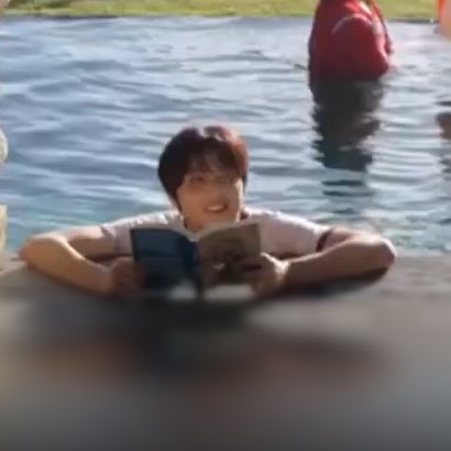 sunhaefs's tweet photo. haechan, the cutest bookworm 🐻📚 https://t.co/1ENsRYUUkx