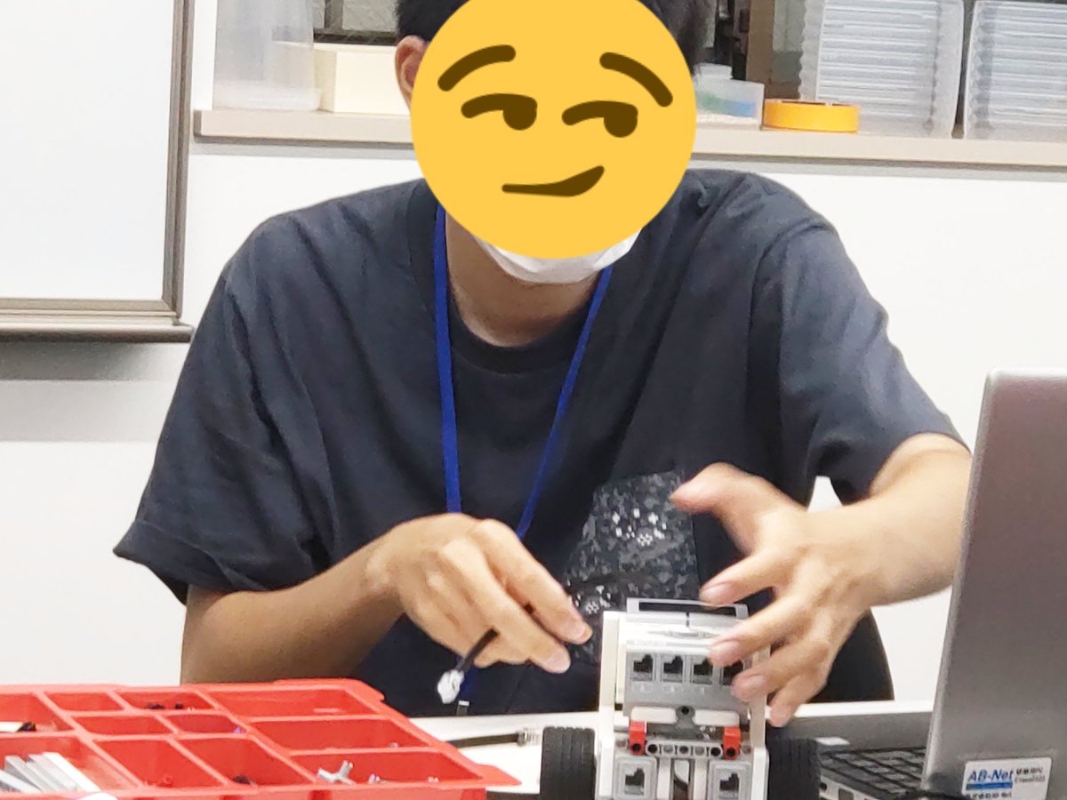 it_lecture's tweet photo. 中学生以上だけで人数少なめなので、机を一部撤去して床に空きスペースを、作って全員がMindstormsEV3でロボット。
初めて自由に作る2人はニンマリ。
1人は作るものは決まっているけど結構いろんなセンサーの組み合わせ。
かなり上達してきました。

AB-Netキッズプログラミング講座 https://t.co/dcZwF6Mf4O