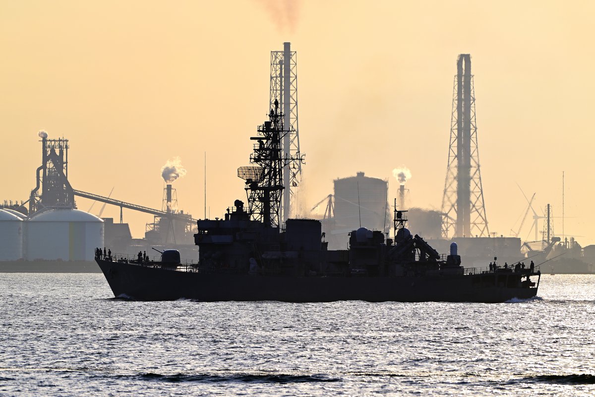 Peri_Depth's tweet photo. 先日の「護衛艦とね」を追加現像。
艦橋前方に近接防空ミサイルの後日装備用とされるスペースがありますが、何もないとシルエット的には寂しい感じもありますね。
あぶくま型がSeaRAMを搭載している姿も見てみたかったです。

#関門海峡 #海上自衛隊 #護衛艦 https://t.co/lXqG80qvlY