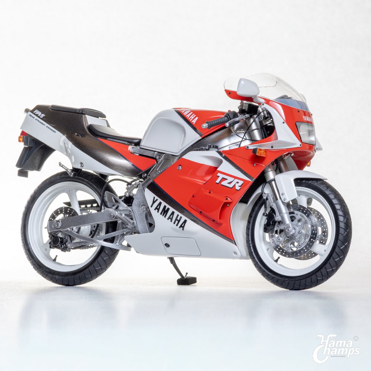 hamachamps's tweet photo. ハセガワ TZR250 3MA後期 1990。

自分の完成品写真をAIに加工させて外装変更シミュレーション。あっちを立てればこっちがダメで…なかなかうまくいかない。

自分自身も「これが正しいキリンメッツ号だ」って基準が怪しい。画像検索で探してもどれがオリジナルでどれが自家塗装なのかよくわからない。 https://t.co/NXH1HsGqIP