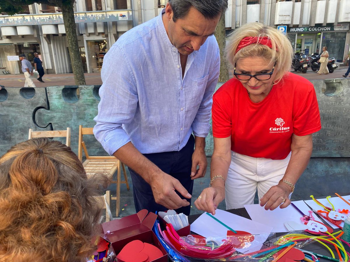 PPLeonCiudad's tweet photo. La plaza de las Cortes acogió la XVIII Convivencia Vecinal de la Federación 'Rey Ordoño'.

Nuestro reconocimiento a las asociaciones por dinamizar León y a Cáritas por su colaboración en un día de encuentro y participación. https://t.co/YQFKq4OdWb