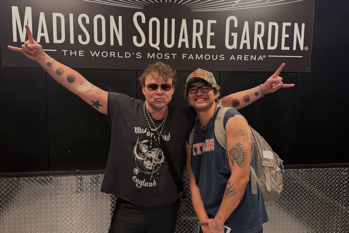 xuvisions's tweet photo. this foreign couple asked me to take their pic at msg and i forgot to delete it from my phone so i'm sharing it with u all today :/ https://t.co/ztWI8lY38W