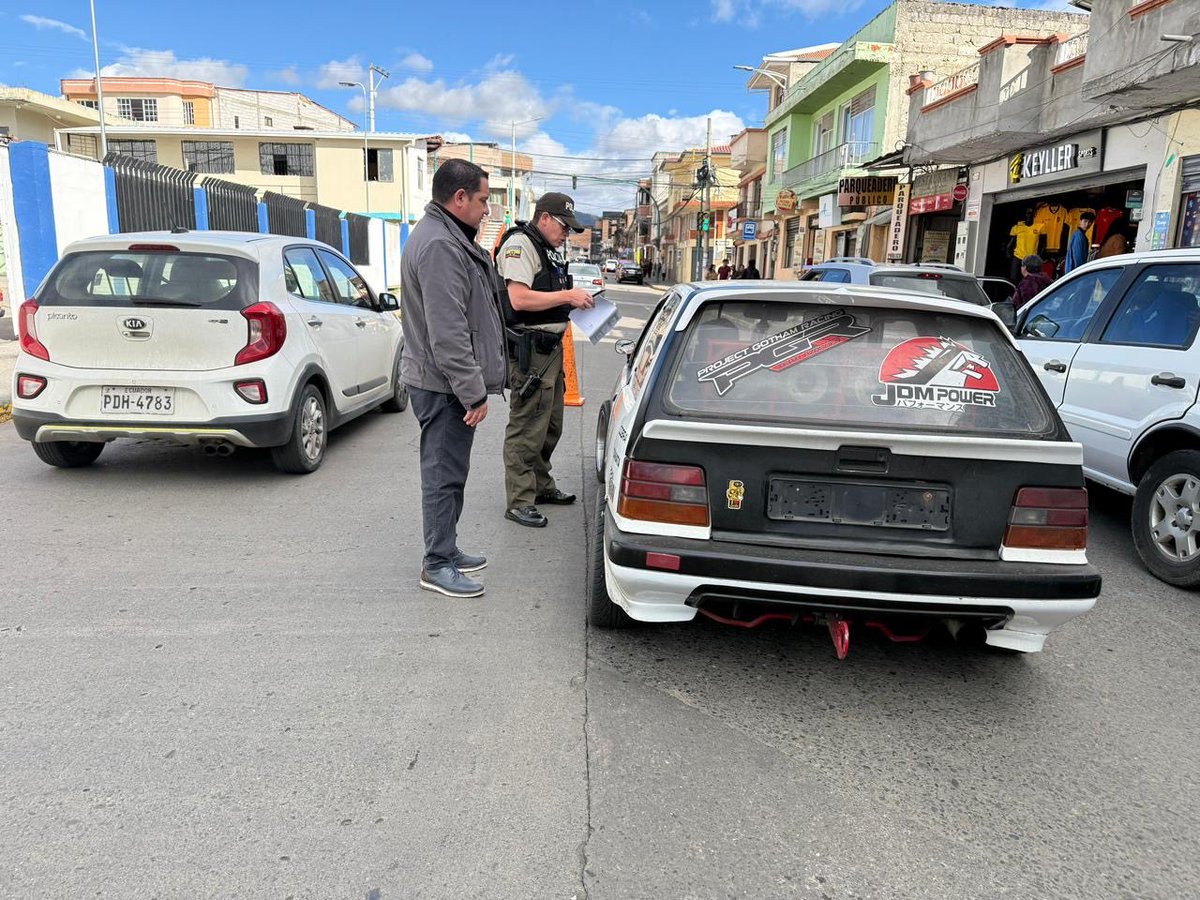 DavidCrespo0's tweet photo. 📍 Operativo de control interinstitucional en Azogues 🚔

En la calle Luis Cordero, en los exteriores de la Unidad Educativa Luis Rogelio González, se ejecutó un operativo de control https://t.co/9XSh5CVsZ5