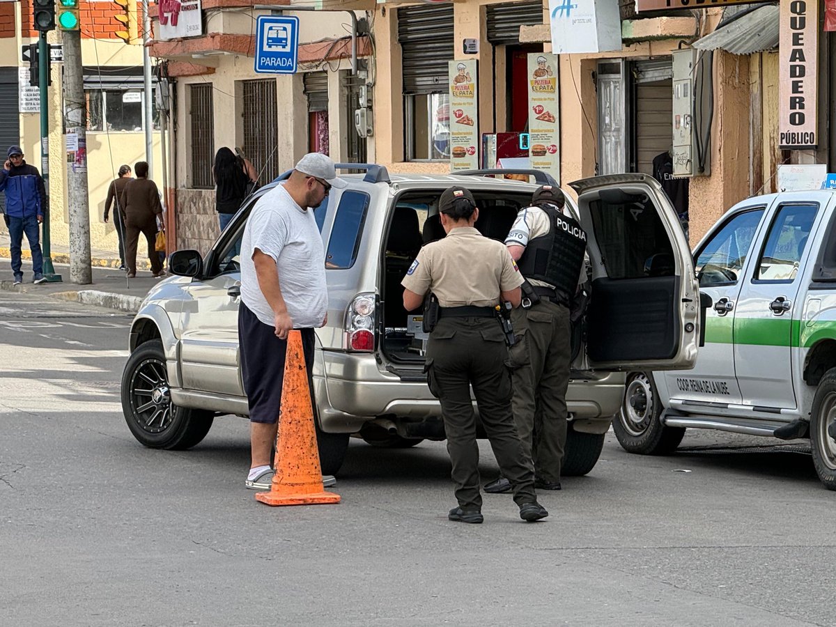 DavidCrespo0's tweet photo. 📍 Operativo de control interinstitucional en Azogues 🚔

En la calle Luis Cordero, en los exteriores de la Unidad Educativa Luis Rogelio González, se ejecutó un operativo de control https://t.co/9XSh5CVsZ5