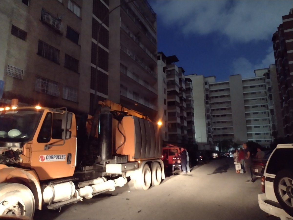 graficasmayorca's tweet photo. #7pm 4ta Av de los palos grandes estas sin luz electrica aproximadamente desde las 2:pm. #ElVocerodelaCalle. https://t.co/YFtYynj0mc