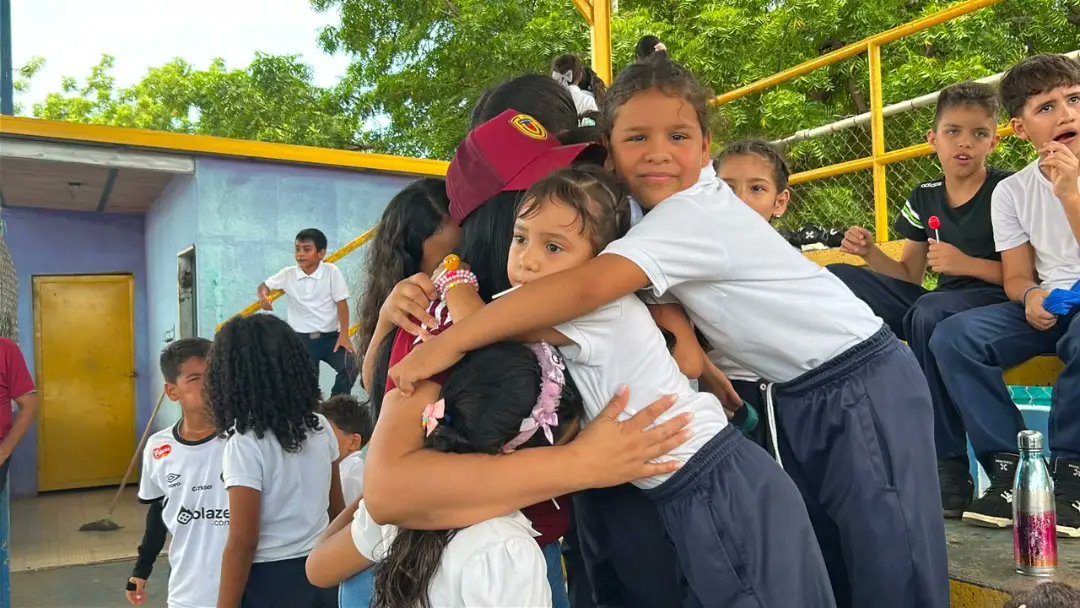 concejolags's tweet photo. #19jun La concejal Ing. Elizabeth Gutiérrez atendió el llamado de la Escuela Luisa Arrambide, donde aportó al fortalecimiento deportivo de la institución con balones de voleibol, baloncesto y fútbol.

Más: https://t.co/iBoL5nZZpd https://t.co/yVS5wZL8ux