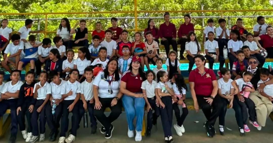 concejolags's tweet photo. #19jun La concejal Ing. Elizabeth Gutiérrez atendió el llamado de la Escuela Luisa Arrambide, donde aportó al fortalecimiento deportivo de la institución con balones de voleibol, baloncesto y fútbol.

Más: https://t.co/iBoL5nZZpd https://t.co/yVS5wZL8ux
