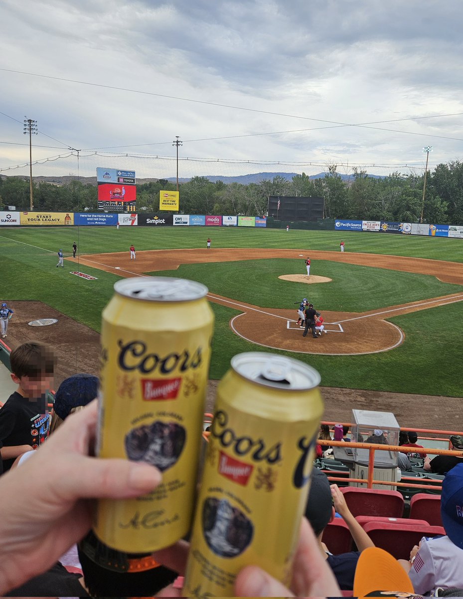 retsyn's tweet photo. Americana Friday Night! Happy #MinionsHappyHour y'all! 
@Bo_Began already had a hot dog... She's happy. https://t.co/C6BBkLlzOp