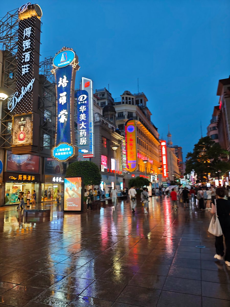 LABALABA0VO's tweet photo. 南京路步行街下雨也这么多人，真的有这么好逛嘛
#上海 #南京路 #南京路步行街 #雨夜 #逛街 https://t.co/aTQwvAyFEC