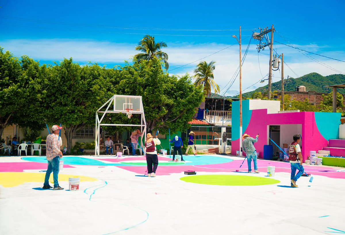 EvelynSalgadoP's tweet photo. Así de bonita quedó la cancha del Deportivo Texmelican, en la colonia Renacimiento de #Acapulco. ✨ 🎨

Con el programa “Sueña, Pinta y Transforma”, seguimos recuperando espacios públicos para que nuestras niñas, niños y jóvenes tengan lugares dignos donde jugar, convivir y desarrollar su talento. ⚽💚