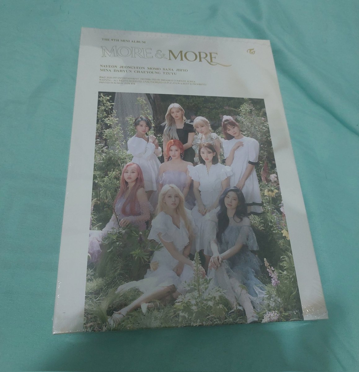 MouraoNeto2's tweet photo. Nessa edição de More &amp; More que é perfeita, a Jeongyeon veio com tudo, me amou dessa vez 😍 a Jihyo nunca falha e dessa vez teve até a Mina! 🫶🏻 #twice #moreAndMore @JYPETWICE https://t.co/tbrNLIcuB2