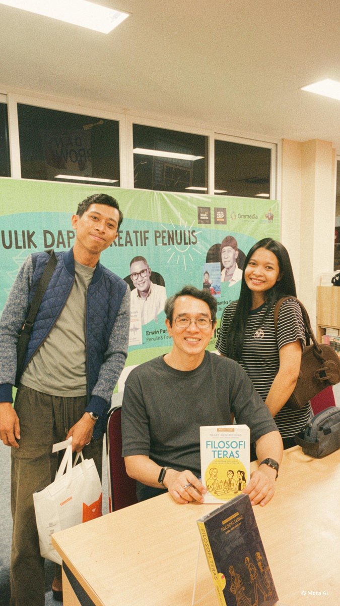 iptfragz's tweet photo. ngerumpi bersama 3 penulis hebat. 
bapak henry manampiring, bapak erwin, dan bapak gde. plus bonus fotoan sama bapak henry. terimakasih insight nya https://t.co/iP4t03j5Fi