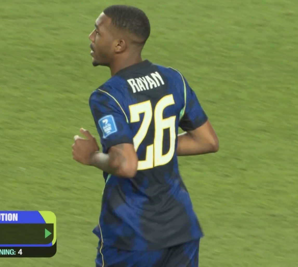 Desportesfc's tweet photo. Sentindo dores, Raphinha pediu para ser substituído. Rayan entra no lugar dele!

#BRAxHAI 2-0 https://t.co/7ryvXuPJxC