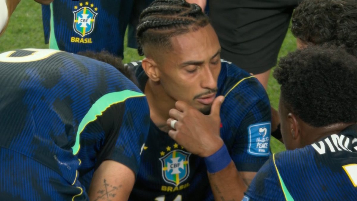 RMCsport's tweet photo. 🇧🇷🤯 OLALA ! Coup dur énorme pour le Brésil ! Raphinha sort sur blessure, visiblement touché aux ischios.
https://t.co/sEFnBMpnoG https://t.co/cxAefx81GM