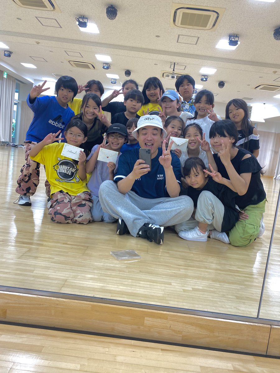 BOB818bob's tweet photo. 約12年担当したレッスンを卒業しました。
沢山の子供達、親御さんとの出会いで積み重ねた時間は、僕にとってかけがえのない宝物です。
沢山の感謝の言葉や手紙をいただき、読みながら涙が溢れました。皆んな本当にありがとう🙏
感謝を胸に俳優としても、人の人生に関わる活動も、精進していきます。 https://t.co/SuDb9g4VF1