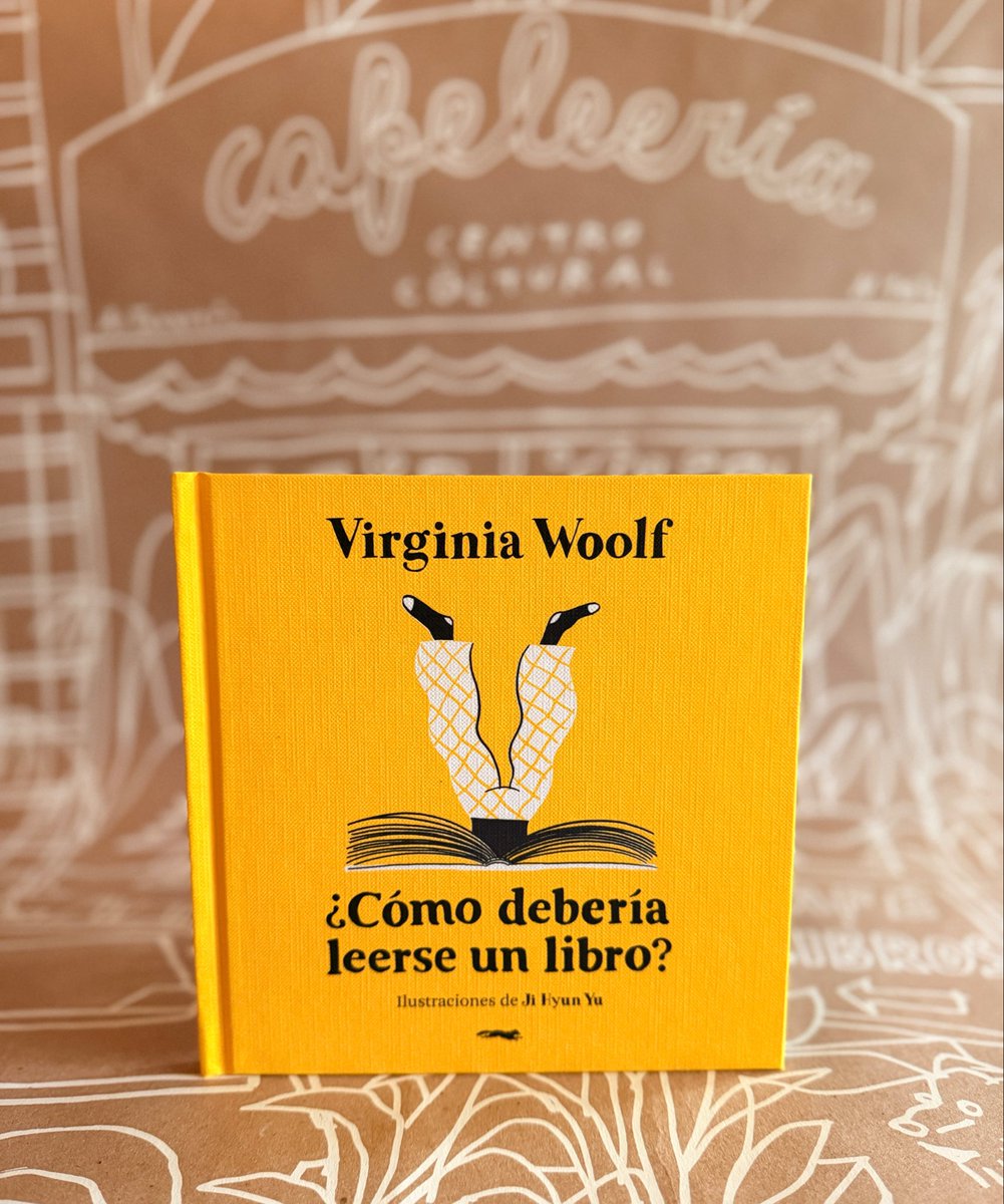 Cafeleeria's tweet photo. «¿Cómo debería leerse un libro?» por Virginia Woolf. Este breve ensayo parte de una pregunta aparentemente sencilla y termina convirtiéndose en una defensa apasionada de la libertad del lector. Woolf sostiene que el mejor consejo sobre la lectura es, paradójicamente, no aceptar consejos: cada lector debe construir su propio camino, desconfiar de las autoridades y llegar a sus propias conclusiones. Leer no es obedecer, sino dialogar con los libros. ¡Disponible! ✨📔✨