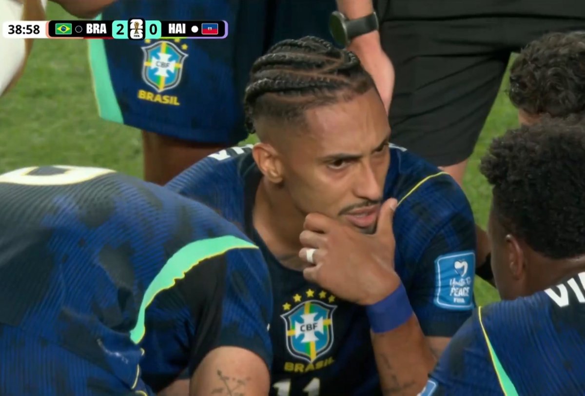 TouchlineX's tweet photo. 🚨 𝗕𝗥𝗘𝗔𝗞𝗜𝗡𝗚: RAPHINHA IS INJURED! https://t.co/ecAmAvirHW
