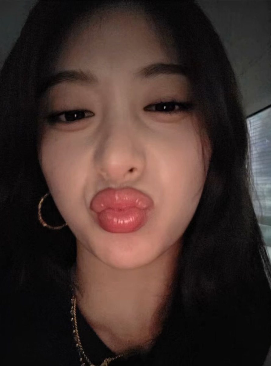subbposter's tweet photo. i cant stop stroking for yunjins lips 😵‍💫 https://t.co/yrT8v7OLBb