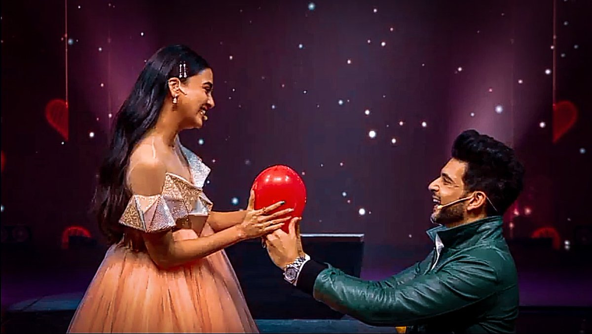 Alabhyaa11's tweet photo. Wishing u both lots of love, success, happiness, peace, positivity nd good health ✨
God bless u wid all ur heart desires nd lifelong togetherness 💗🧿
May u achieve Big...
Upward Onward 🤞
Evil Eyes Off TejRan ❤️🧿
#TejRan
#KaranKundrra #TejasswiPrakash
@kkundrra @itsmetejasswi https://t.co/gagYHFZELt